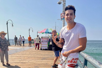 Luan Santana posa para cliques em Los Angeles: 'Saudade que eu estava do calor'
