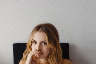 Isabella Scherer amamenta os filhos gêmeos e mensagem carinhosa de Xuxa chama atenção