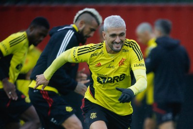 Arrascaeta treina no Flamengo com queimadura na mão e se compara a Luva de Pedreiro