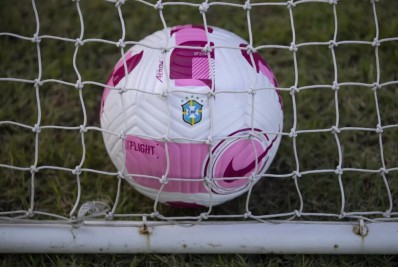 CBF informa que usará bola rosa no Brasileirão durante o mês de outubro