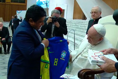 Presidente da CBF visita o Vaticano e entrega camisa da seleção para o Papa Francisco