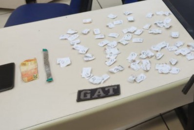 Dupla é detida com drogas em Araruama