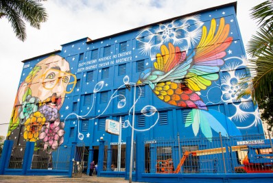 Escola municipal ganha mural de quase 2 mil m² do pedagogo Paulo Freire