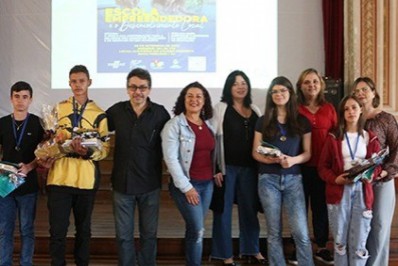 Alunos da rede municipal recebem premiação das olimpíadas de matemática e português