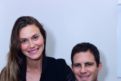 Renata Kuerten deixa a maternidade com filha recém-nascida e marido