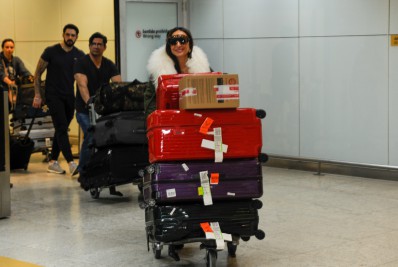 Cheia de malas, Sabrina Sato desembarca em aeroporto de São Paulo