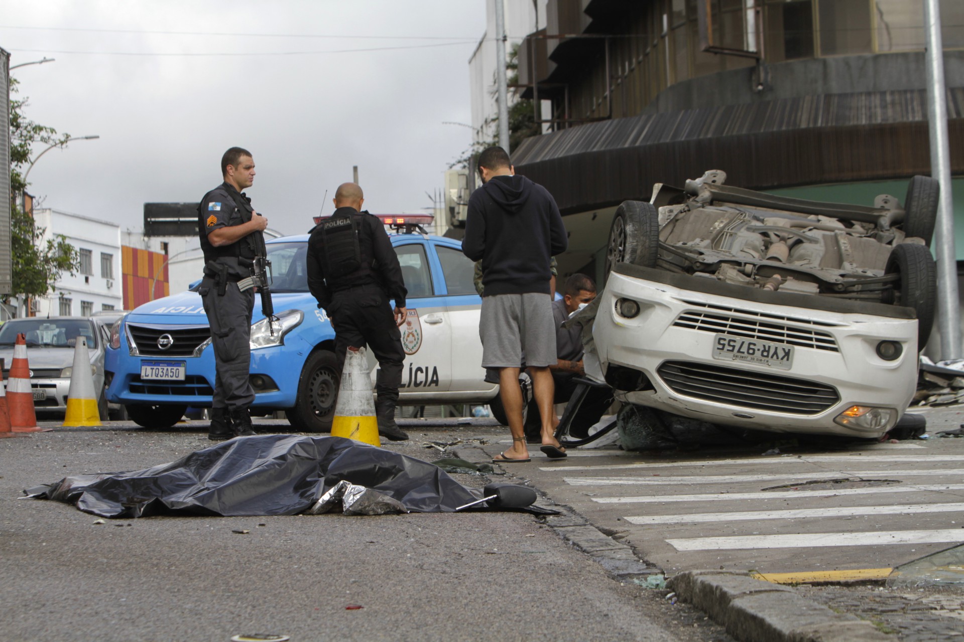 Acidente deixou uma pessoa morta e duas feridas na Ilha do Governador - Marcos Porto/Ag&ecirc;ncia O Dia