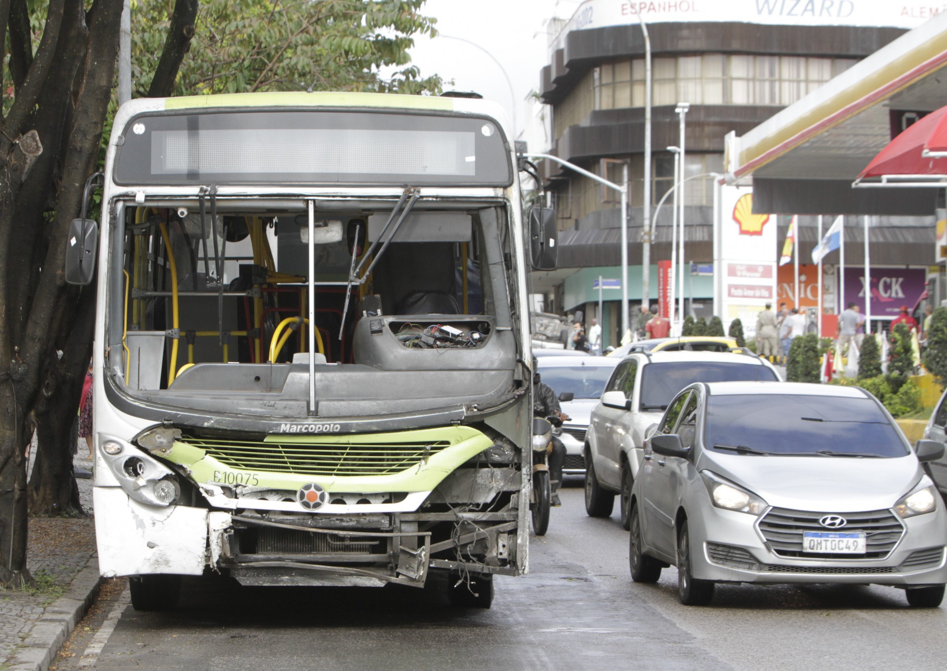 &Ocirc;nibus teve a frente destru&iacute;da ap&oacute;s o acidente na Ilha do Governador - Marcos Porto/Ag&ecirc;ncia O Dia