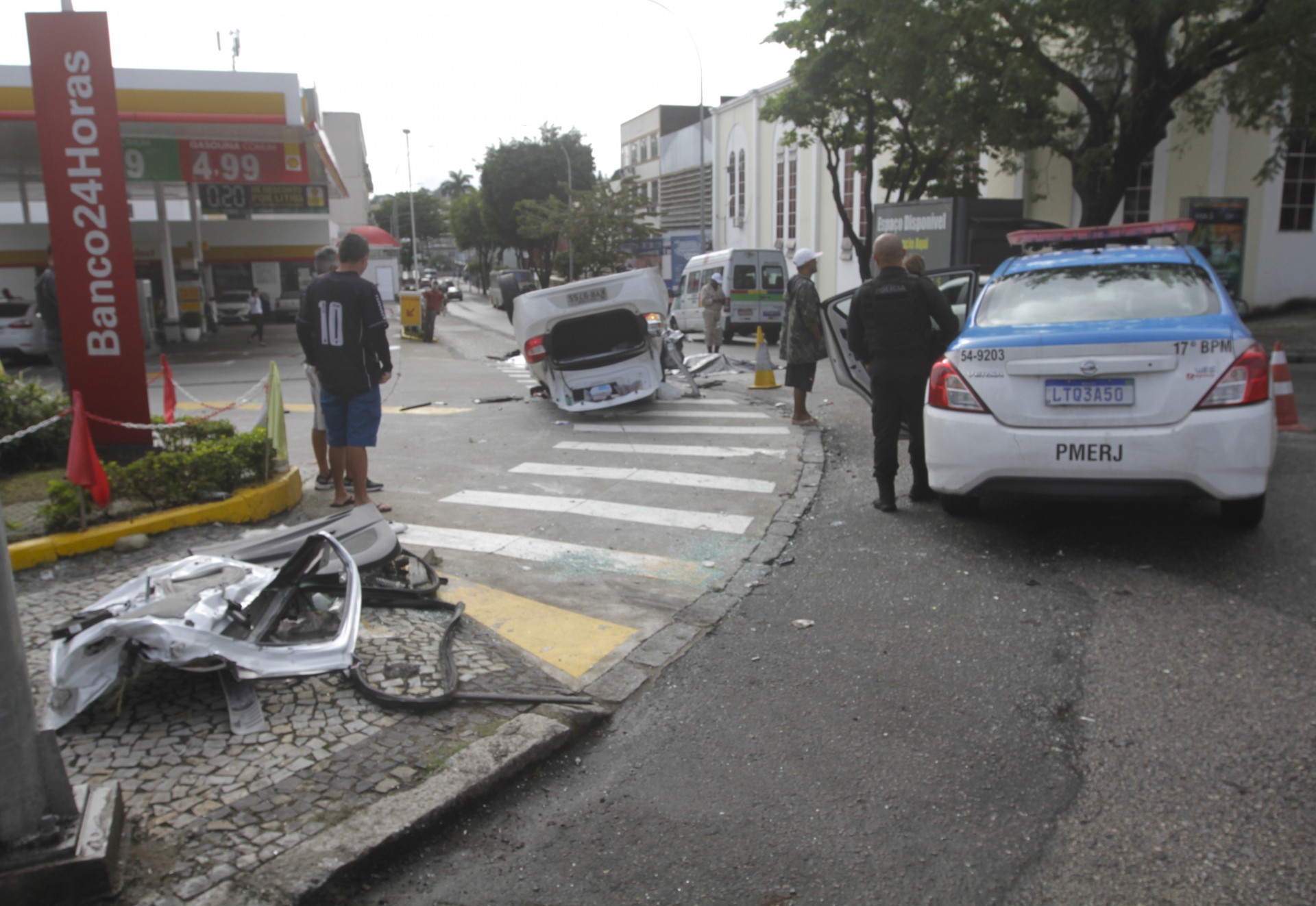 Acidente deixou uma pessoa morta e duas feridas na Ilha do Governador - Marcos Porto/Ag&ecirc;ncia O Dia
