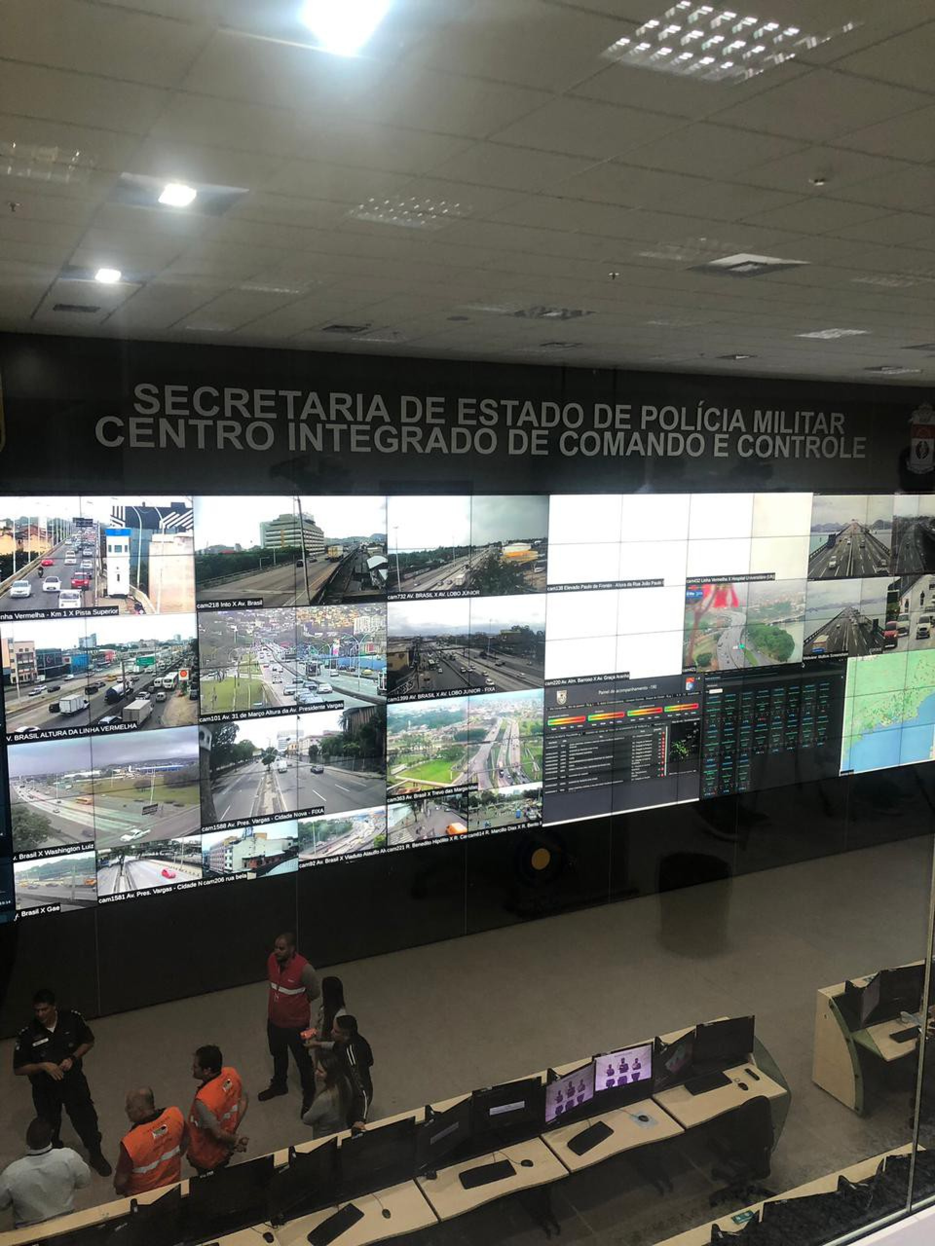 Visão do Gabinete de Gestão de Crise, no CICC, do telão com imagens das câmeras que fazem o monitoramento das vias da cidade - Pedro Medeiros / Agência O Dia