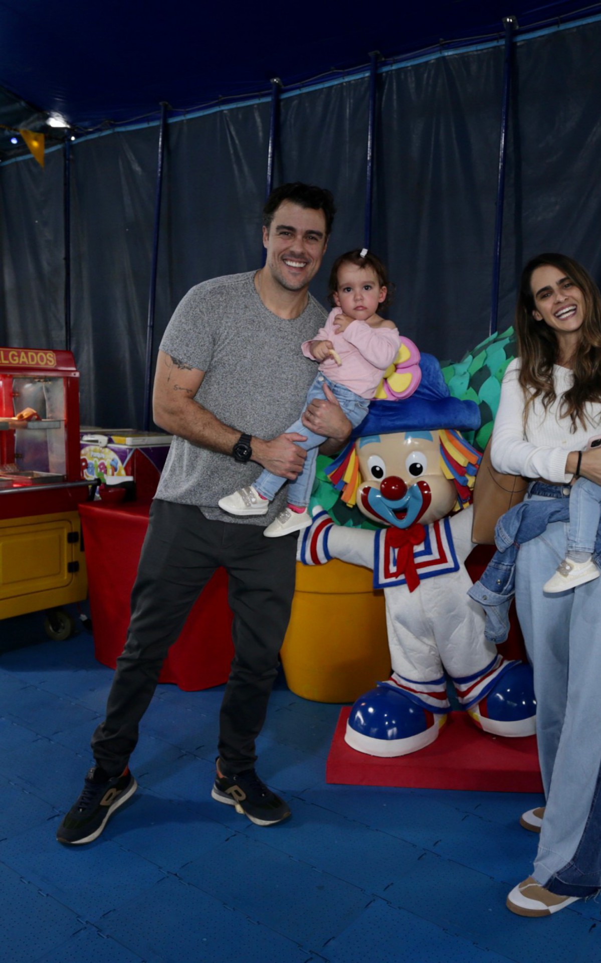 Joaquim Lopes e Marcella Foga&ccedil;a com as filhas 