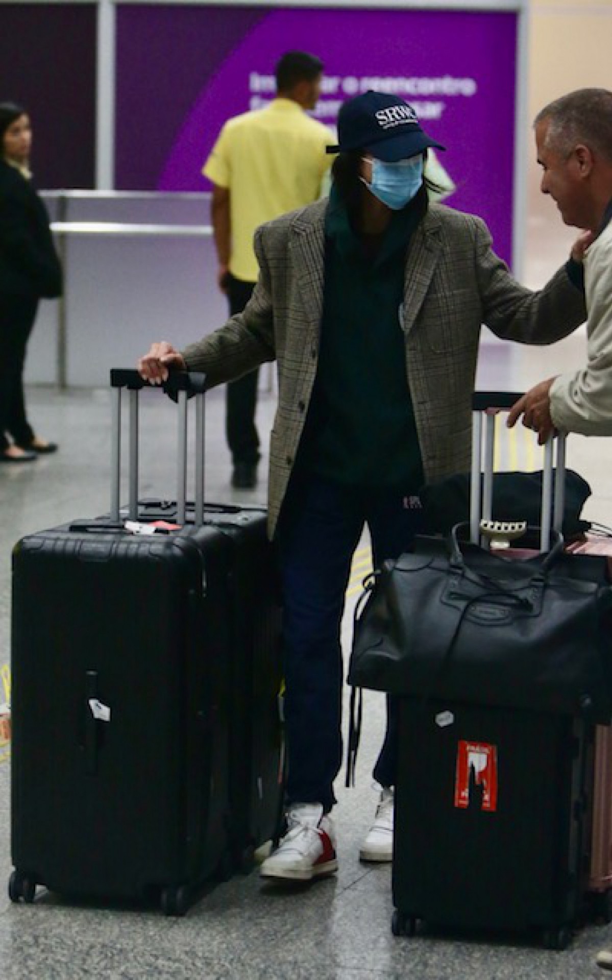 Bruna Marquezine &eacute; fotografada em aeroporto do Rio 