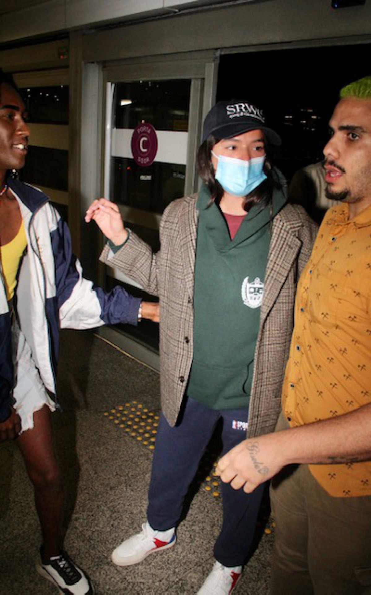 Bruna Marquezine &eacute; fotografada em aeroporto do Rio 