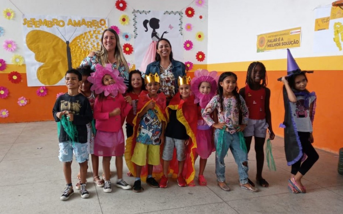 Professoras Marilaine e Monique com os alunos na Festa da Primavera da Escola Am&eacute;lia Ricci Baroni