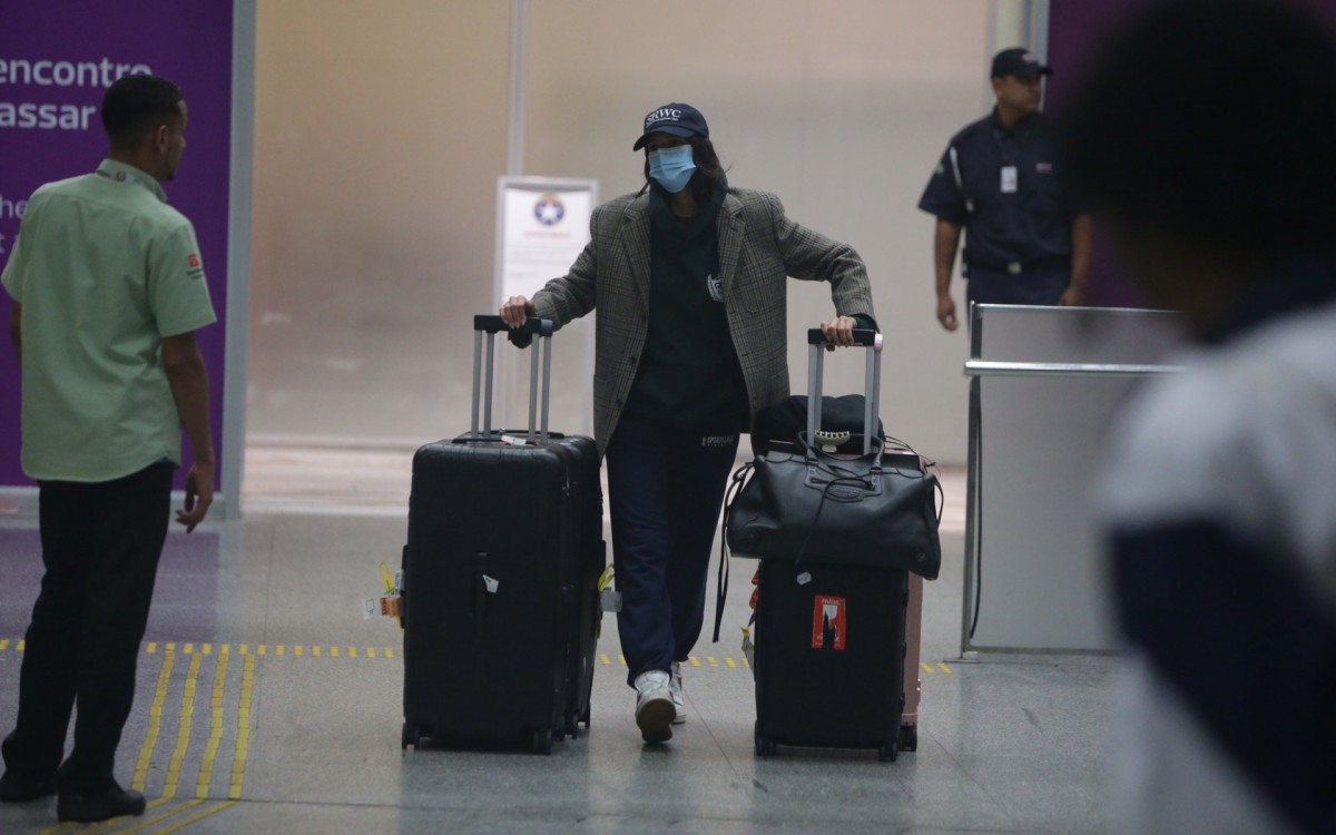 Bruna Marquezine &eacute; fotografada em aeroporto do Rio 