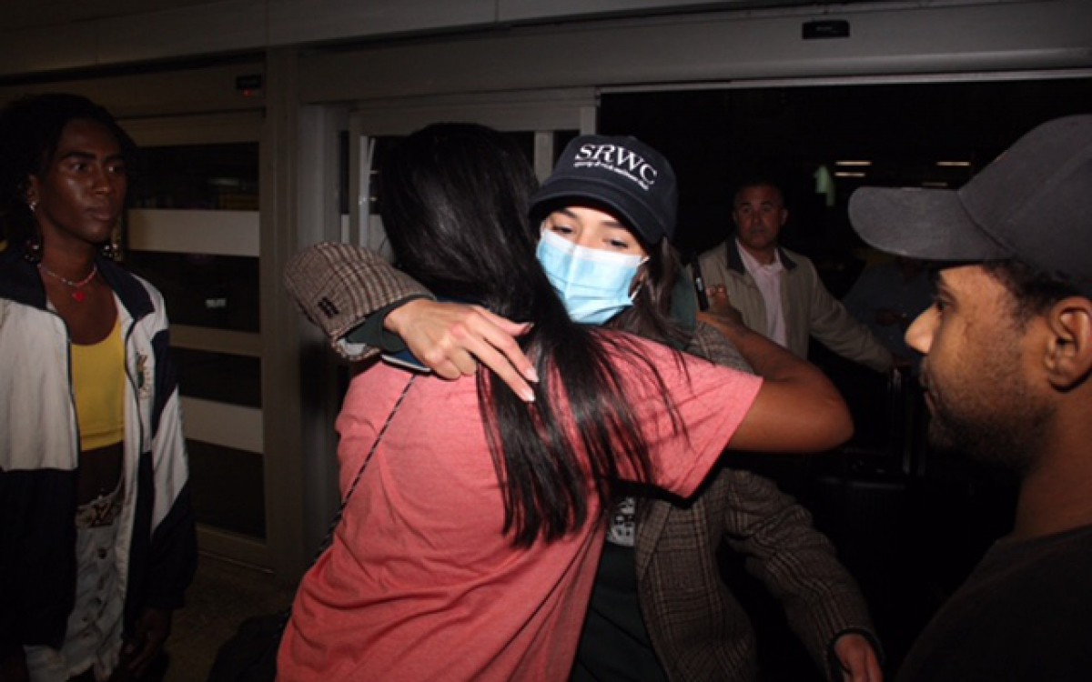Bruna Marquezine &eacute; fotografada em aeroporto do Rio 