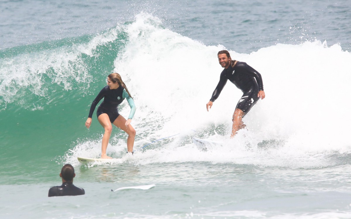 Isabella Santoni e Caio Vaz surfam em praia do Rio - Fabricio Pioyani/ Agnews