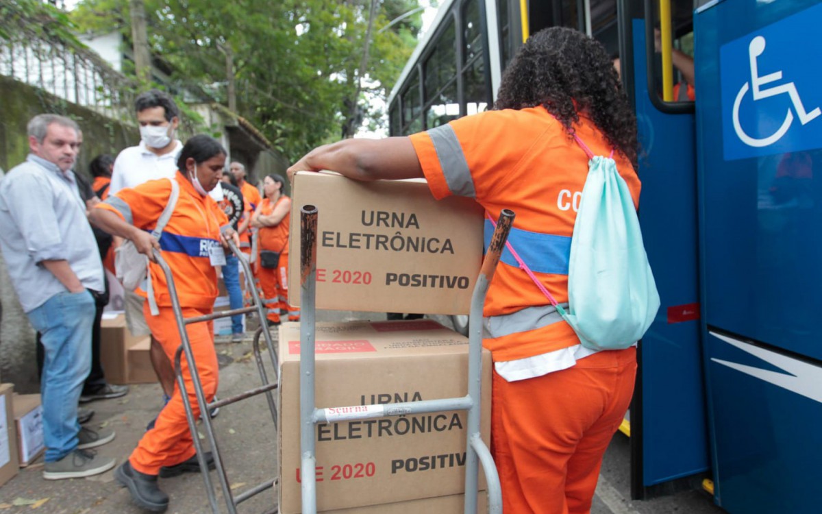 Trabalhadores da Comlurb ajudam a distribuir as urnas eletrônicas no Rio - Reginaldo Pimenta / Agência O Dia