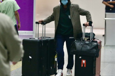 Bruna Marquezine desembarca em aeroporto do Rio 
