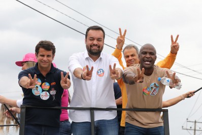 No último dia de campanha, Cláudio Castro participa de carreata em Nova Iguaçu