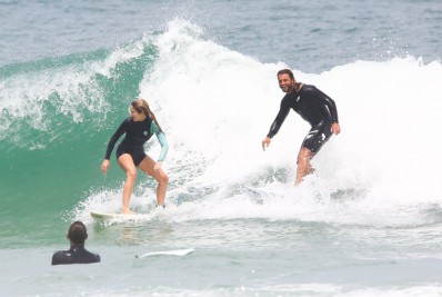 Isabella Santoni e o namorado surfam em praia do Rio