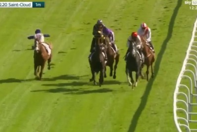 Vídeo: jóquei dá cotovelada no adversário e o derruba do cavalo durante corrida