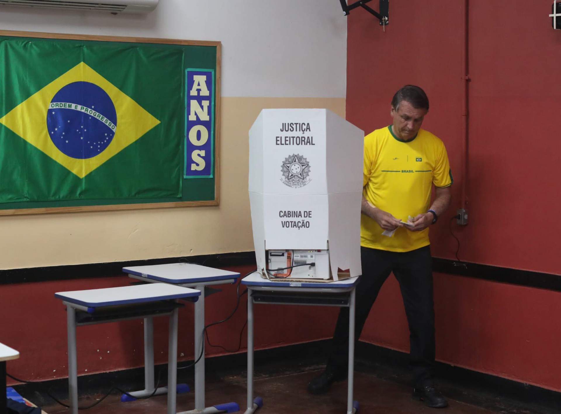 Bolsonaro votou na manhã deste domingo (2) na Vila Militar, em Deodoro, Zona Oeste do Rio - Pedro Ivo / Agência O DIA