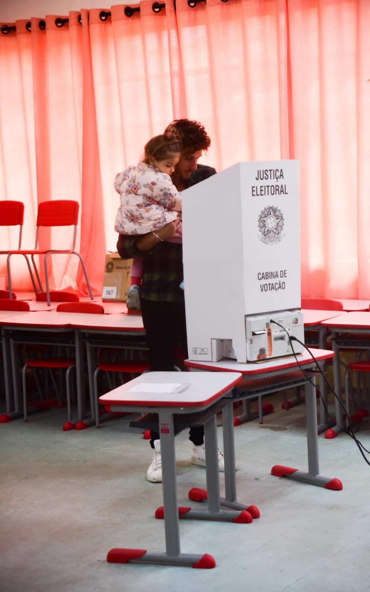 Chay Suede votou com a filha, Maria, no colo