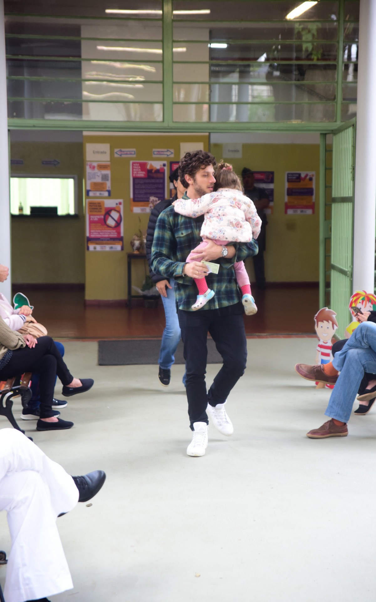 Chay Suede votou com a filha, Maria, no colo