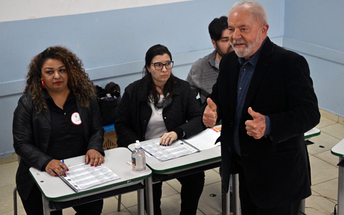 Ex-presidente posa para foto em frente aos mes&aacute;rios - Nelson Almeida/AFP