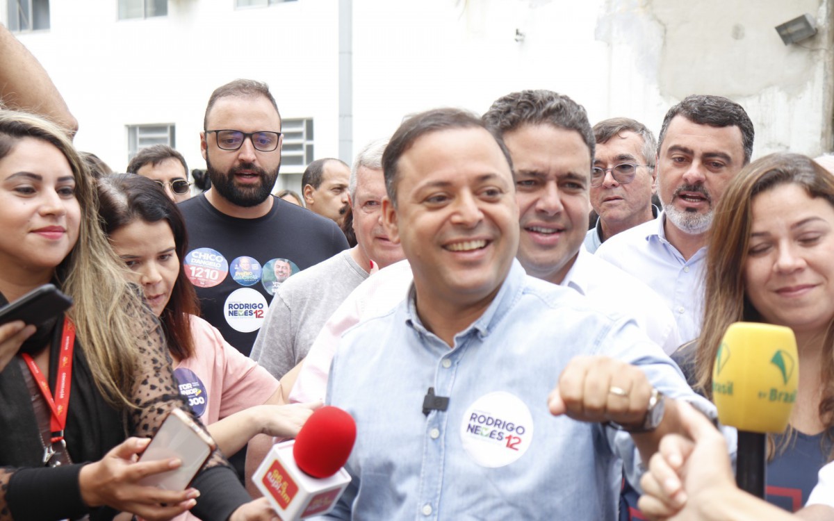 Rodrigo Neves vota na Faculdade de Veterin&aacute;ria da UFF - Niter&oacute;i