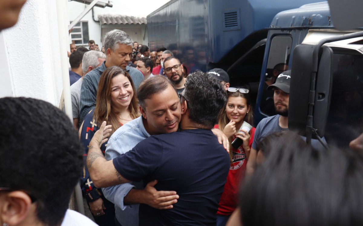Rodrigo Neves vota na Faculdade de Veterin&aacute;ria da UFF - Niter&oacute;i