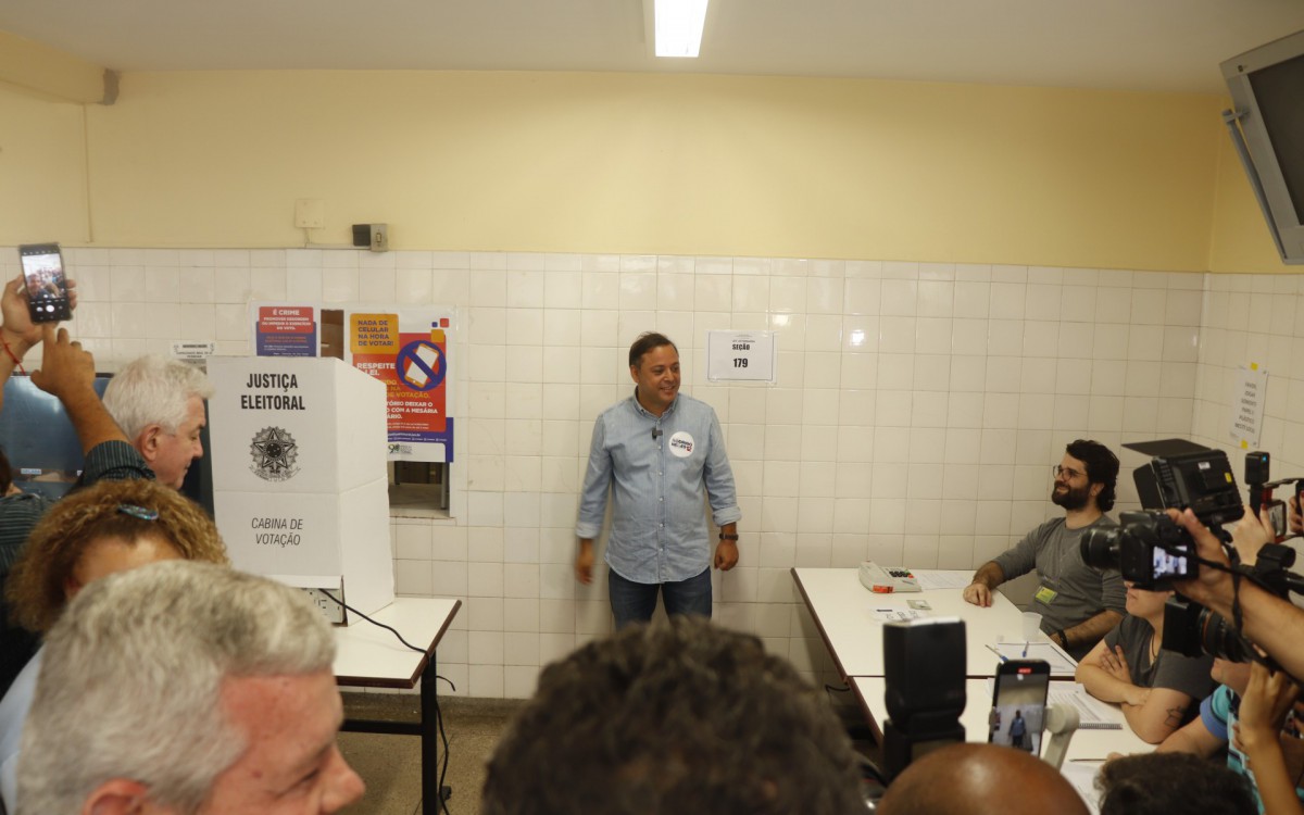 Rodrigo Neves vota na Faculdade de Veterin&aacute;ria da UFF - Niter&oacute;i