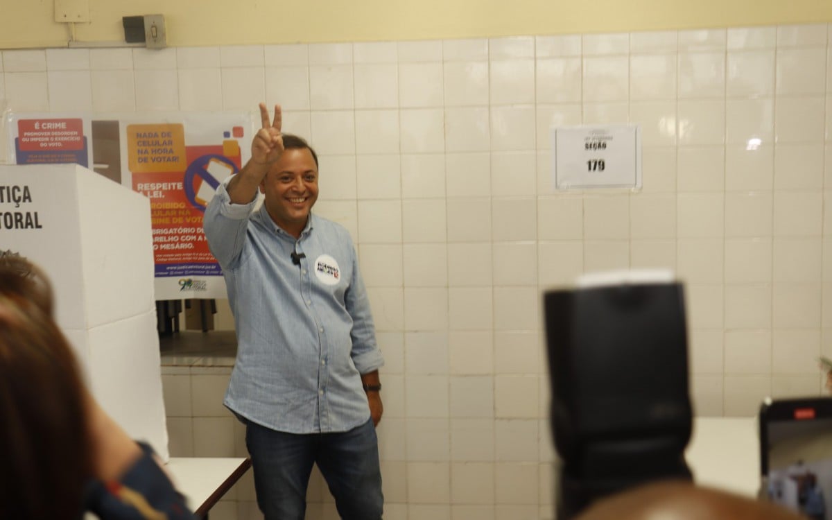 Rodrigo Neves vota na Faculdade de Veterinária da UFF - Niterói - Bianca Guilherme/ Agência O Dia