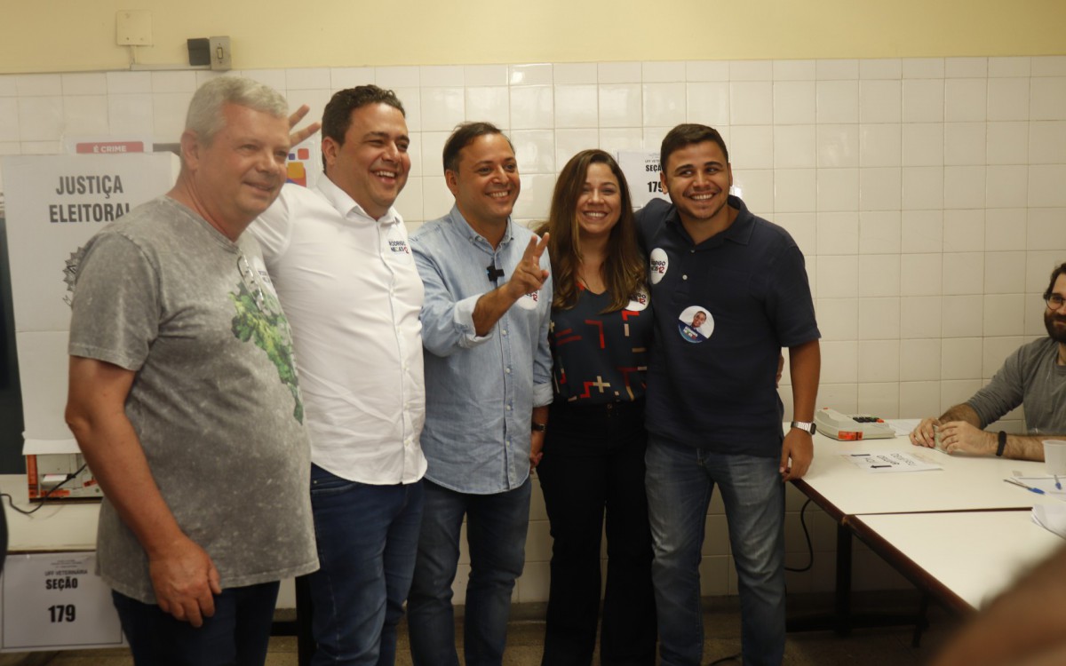 Rodrigo Neves votou em Niteroi, com a esposa, filho e os correligion&aacute;rios Axel Grael e Felipe Santa Cruz. Na Barra, Paulo Ganime foi votar com a esposa (de laranja), sobrinhos e a irm&atilde; (de branco)