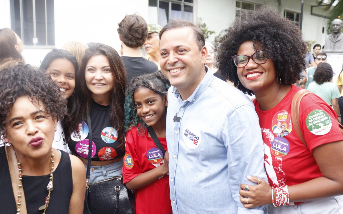 Rodrigo Neves vota na Faculdade de Veterin&aacute;ria da UFF - Niter&oacute;i