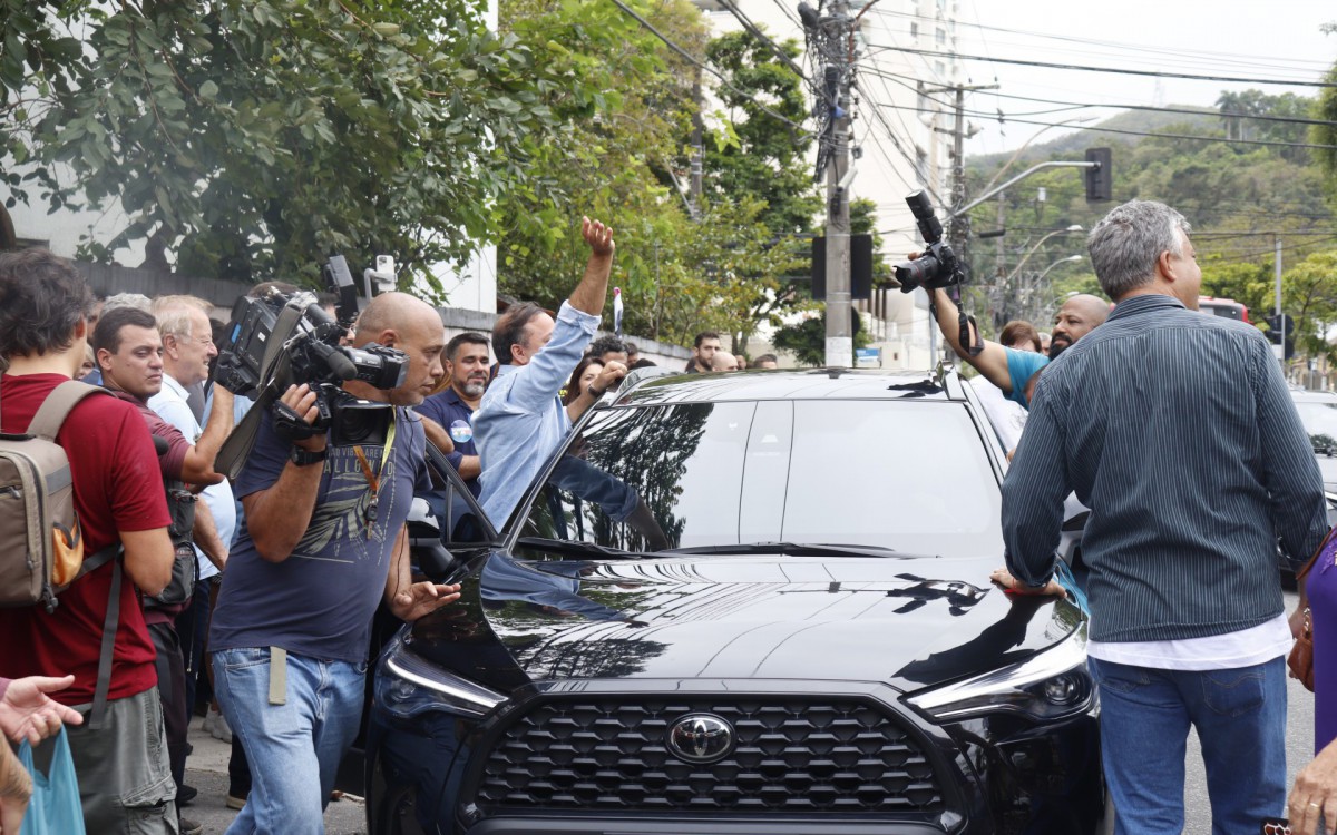 Rodrigo Neves vota na Faculdade de Veterin&aacute;ria da UFF - Niter&oacute;i