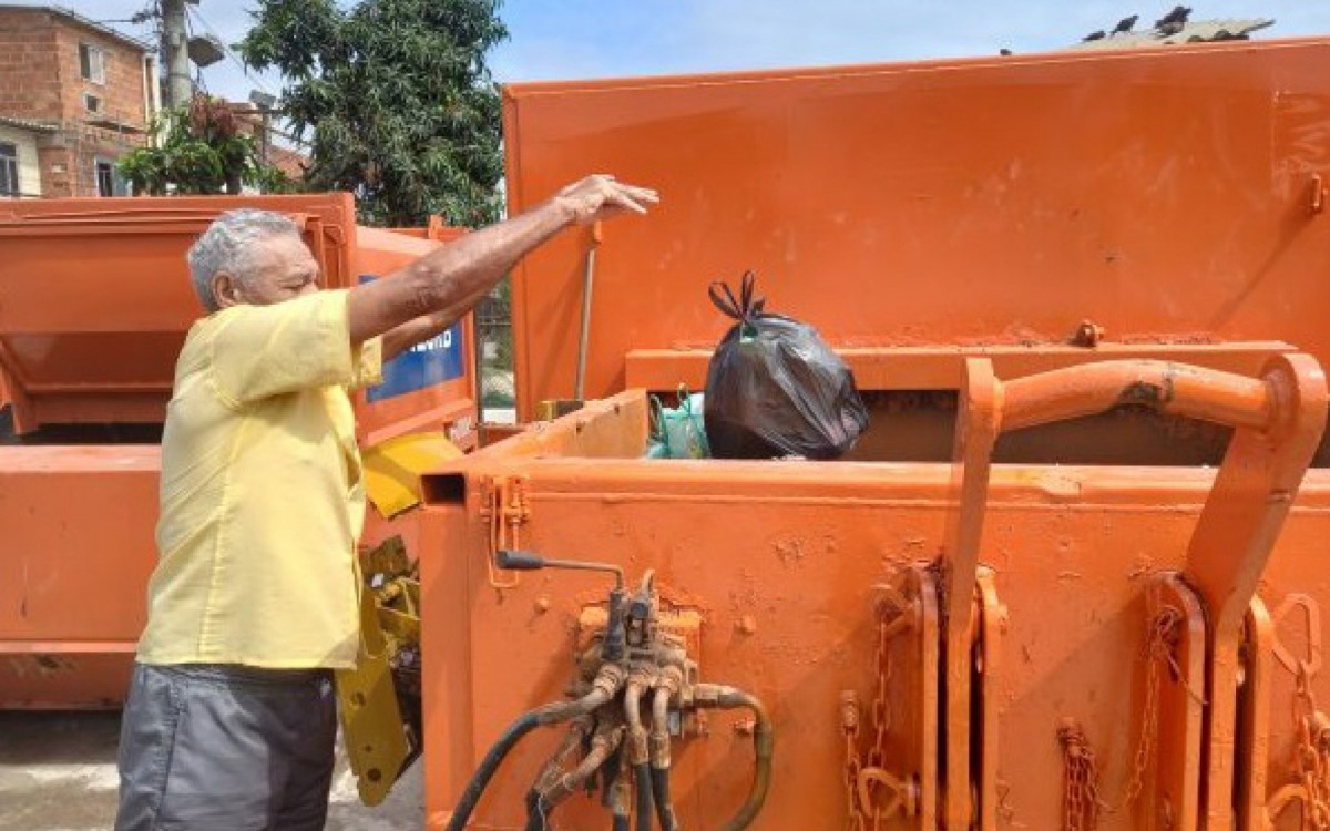 Morador de comunidade despejando lixo em novo ecoponto da Comlurb