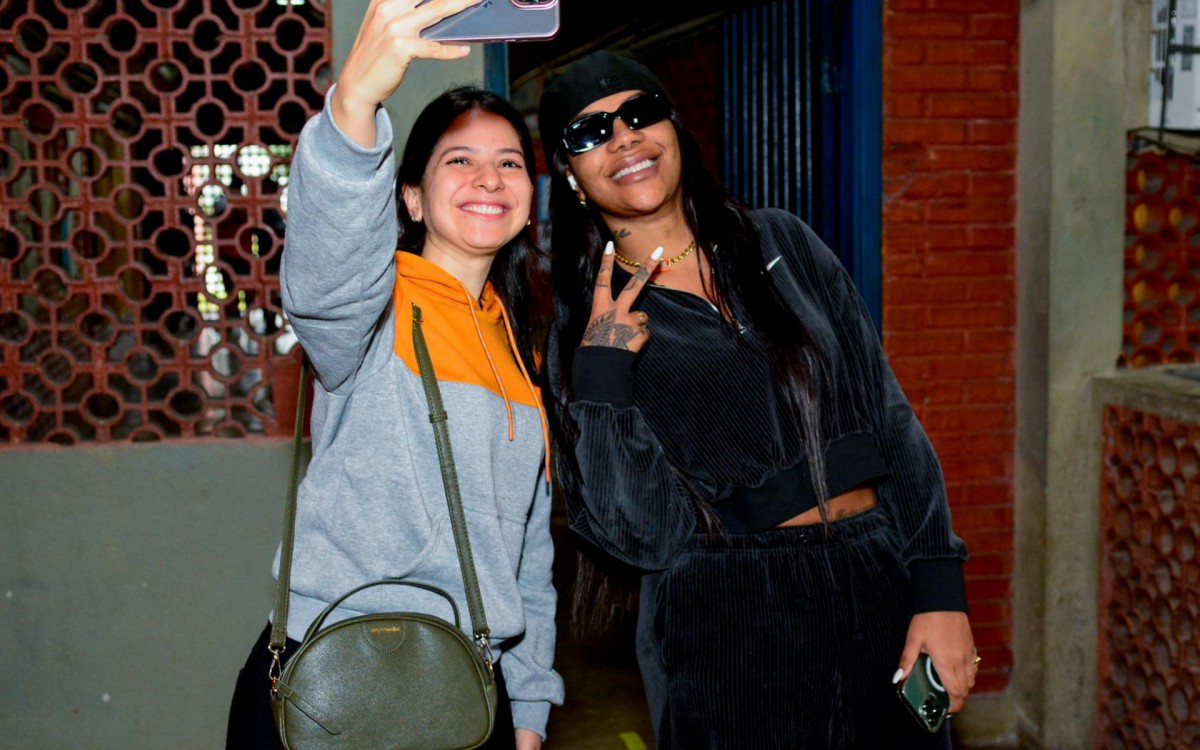 Ludmilla vota na Ilha do Governador e posa com f&atilde;s