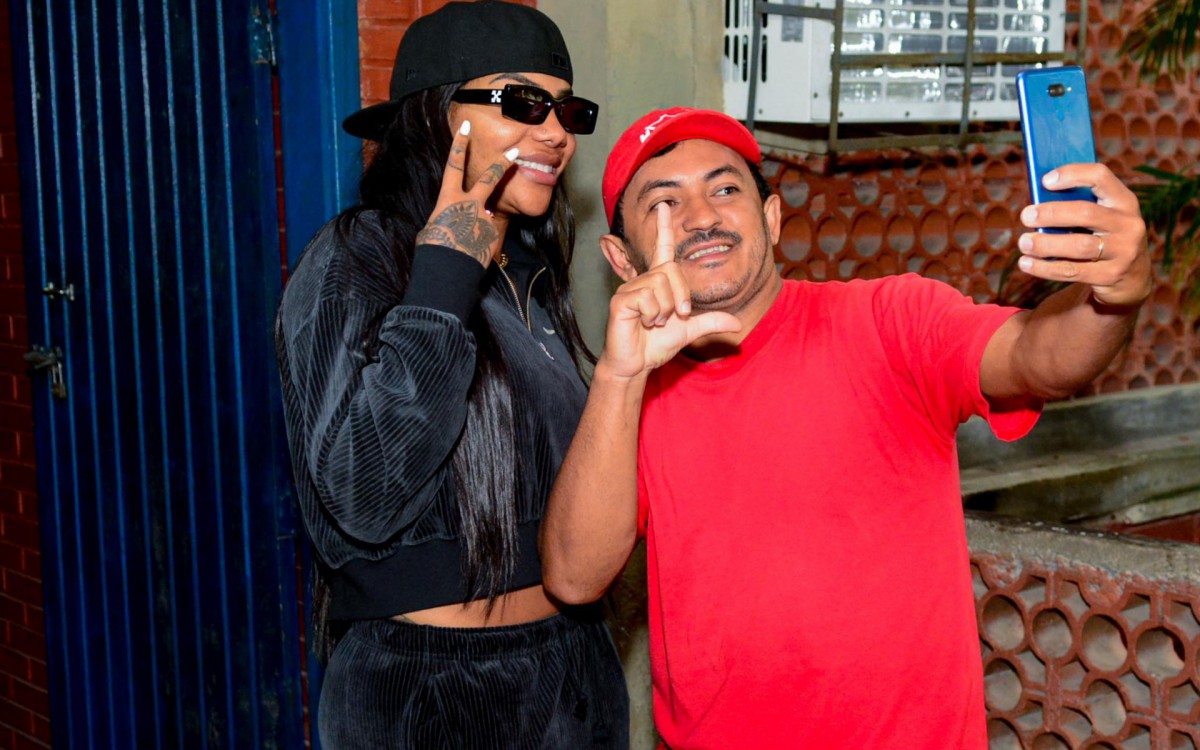 Ludmilla vota na Ilha do Governador e posa com f&atilde;s