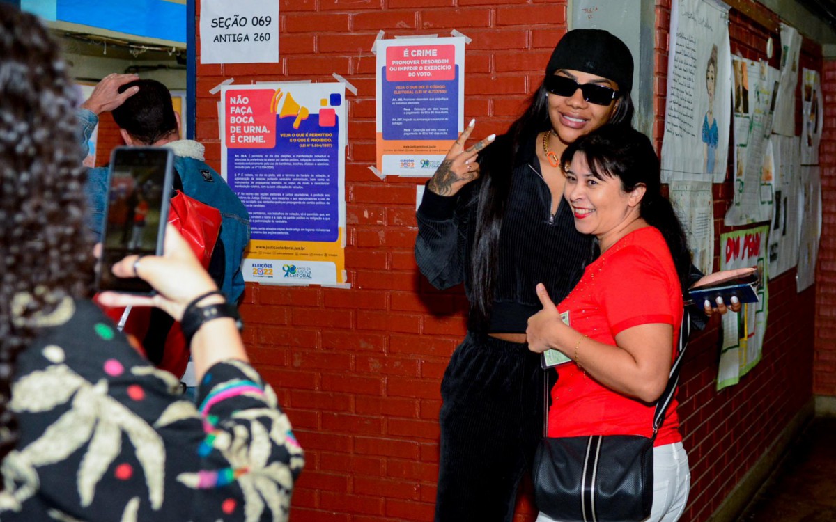 Ludmilla vota na Ilha do Governador e posa com f&atilde;s