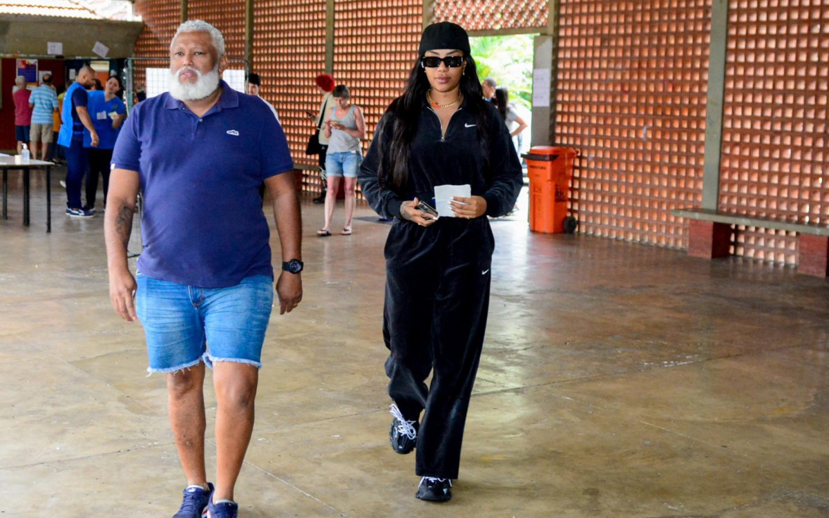 Ludmilla vota na Ilha do Governador e posa com f&atilde;s