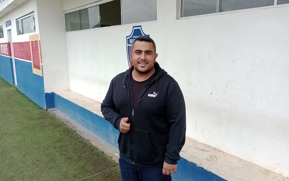 O presidente de Honra  Rodrigo Gomes foi ao Est&aacute;dio N&eacute;lio Gomes incentivar o time durante o treino