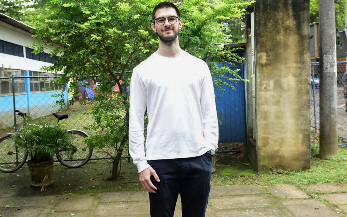 Vinicius Bonemer, filho de William Bonner e F&aacute;tima Bernardes, vota na Barra da Tijuca