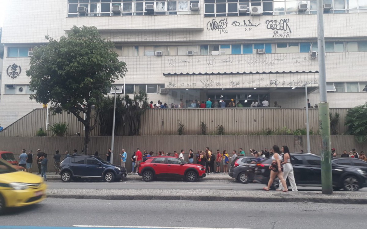 Fila longa para votação na Faculdade de Odontologia da UERJ, em Vila Isabel - Raphael Perucci/Agência O Dia