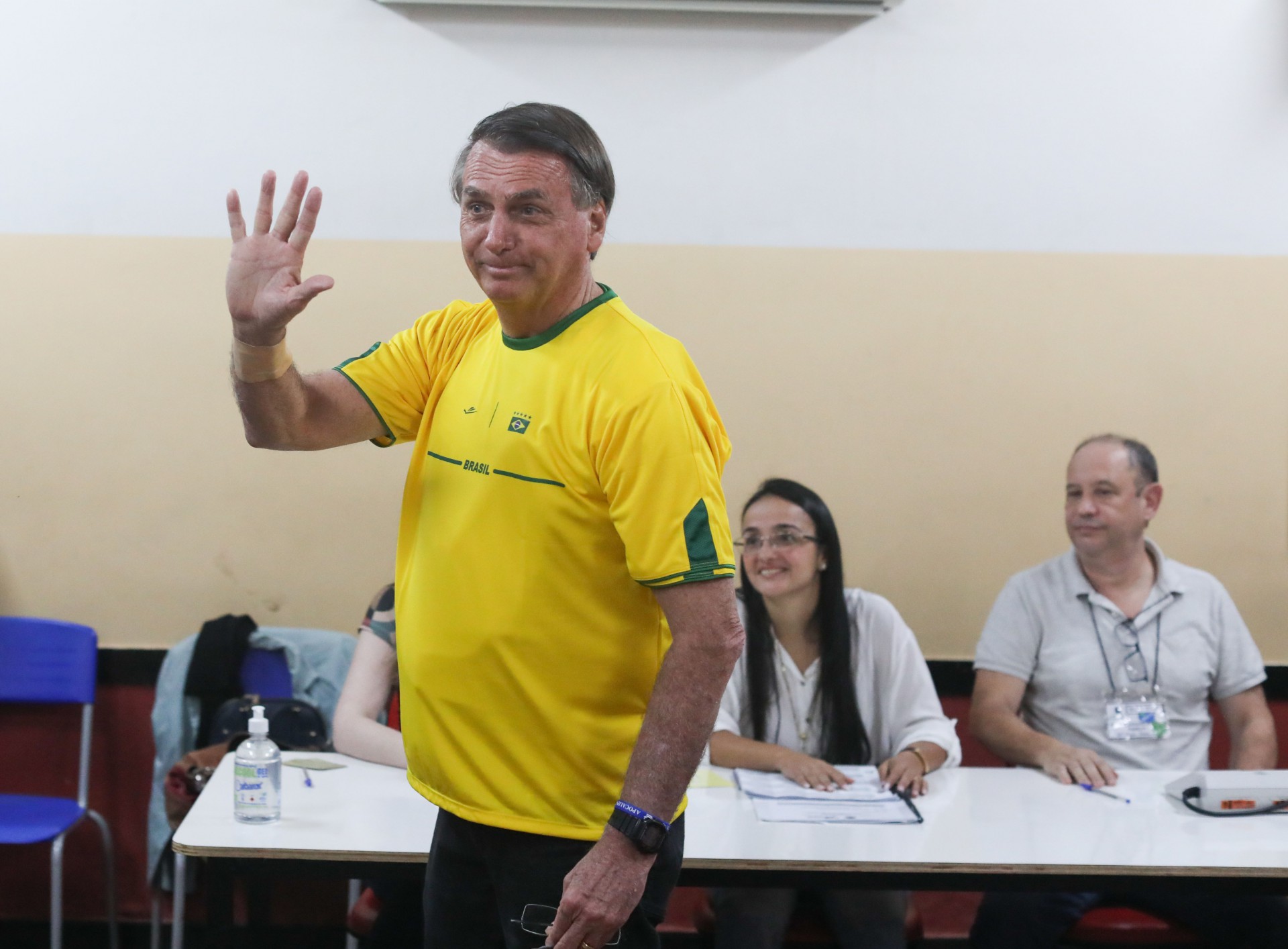 O candidato Jair Bolsonaro chegou na manhã deste domingo (02), na Vila Militar, no Rio de Janeiro, para votar. - Pedro Ivo/ Agência O Dia