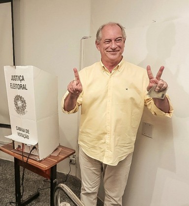 Ciro Gomes vota em Fortaleza e reafirma desejo de parar em caso