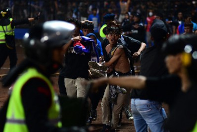 Ao menos 33 crianças e jovens estão entre os mortos em tragédia em estádio da Indonésia
