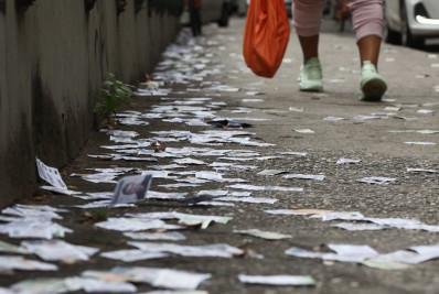 Justiça Eleitoral distribui multas a quem fez derrame de santinhos
