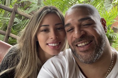 Apaixonado, Adriano Imperador se declara para a namorada na web